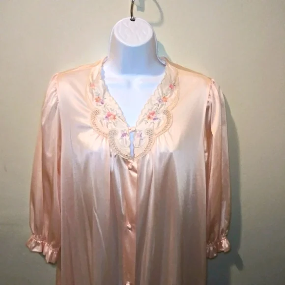 Vintage Late 1970-80's  Lorraine Pale Pink Floral Embroidered Nylon Robe - Picture 2 of 9